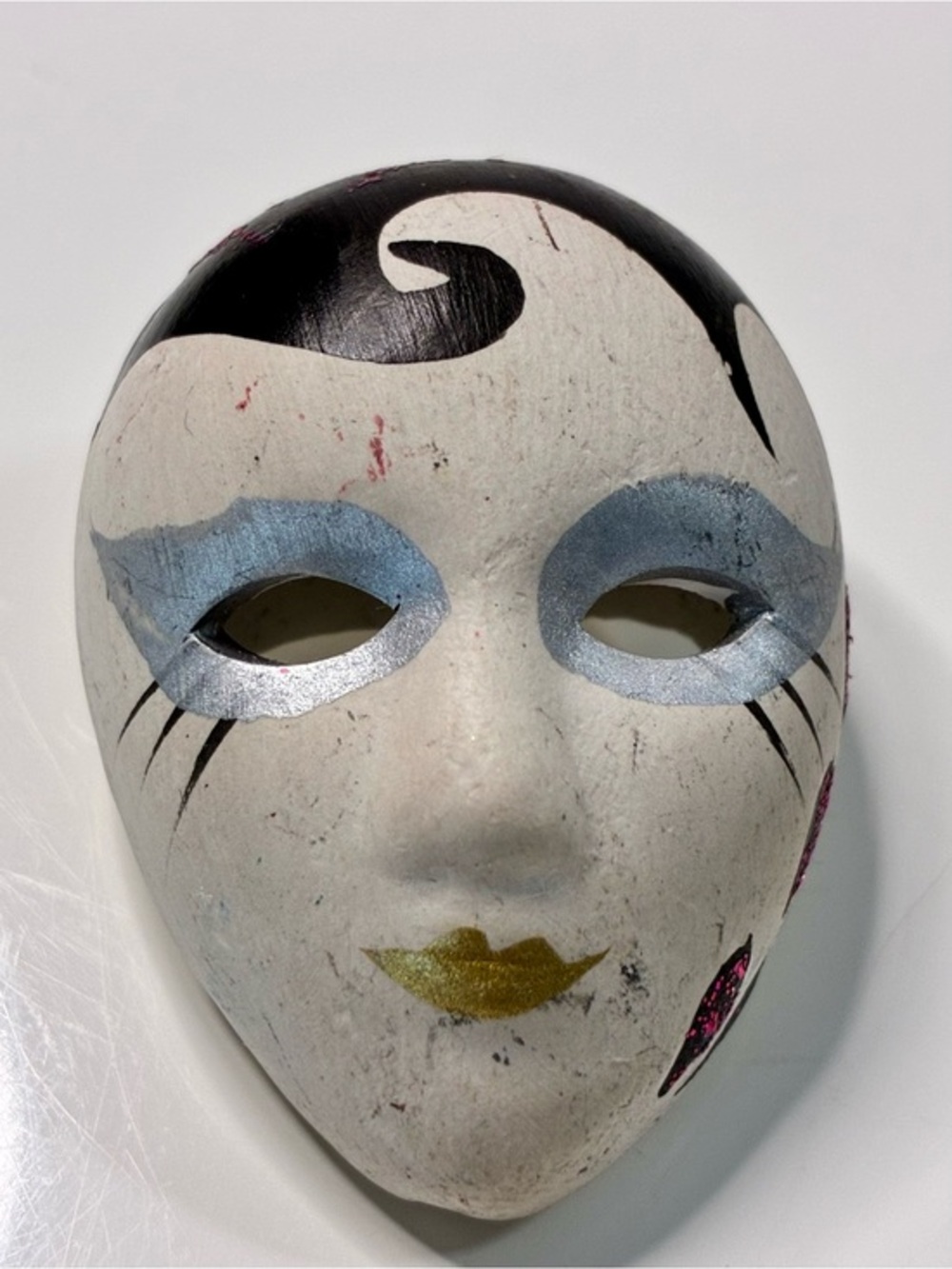 White Decorative Porcelain Brooch Mask with Silver Eyes and Gold Lips